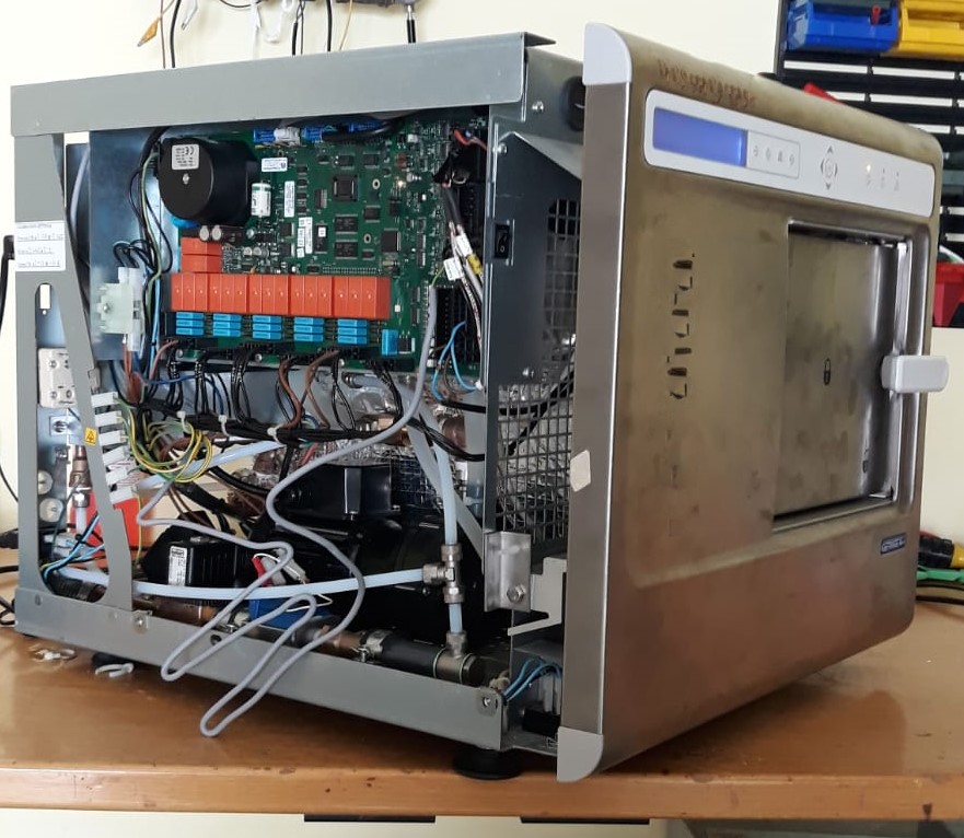 Autoclave aperta durante una riparazione tecnica
